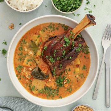 Massaman curry med braiseret lammeskank