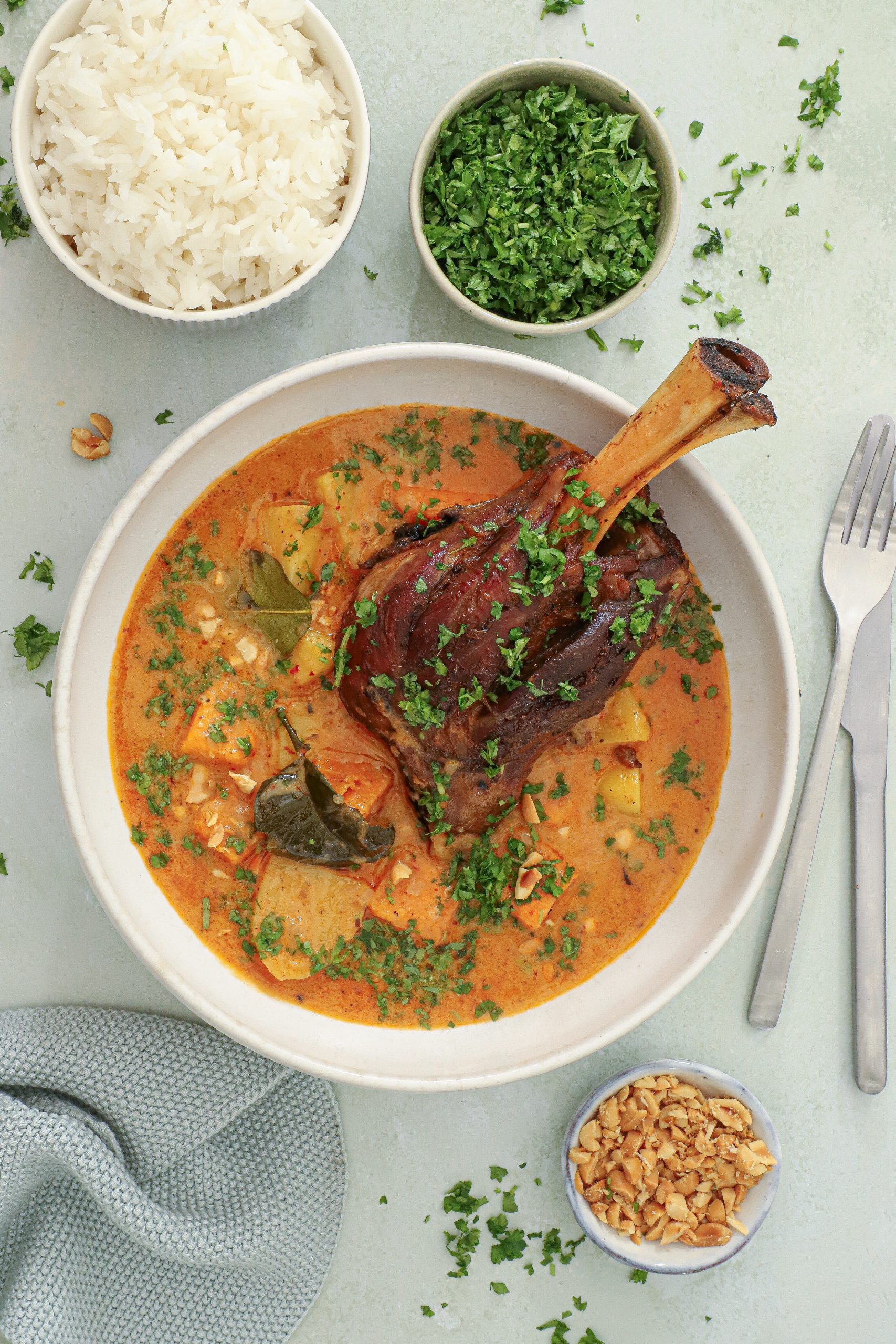 Massaman curry med braiseret lammeskank