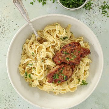 Pasta med mørbradbøffer og parmesansauce