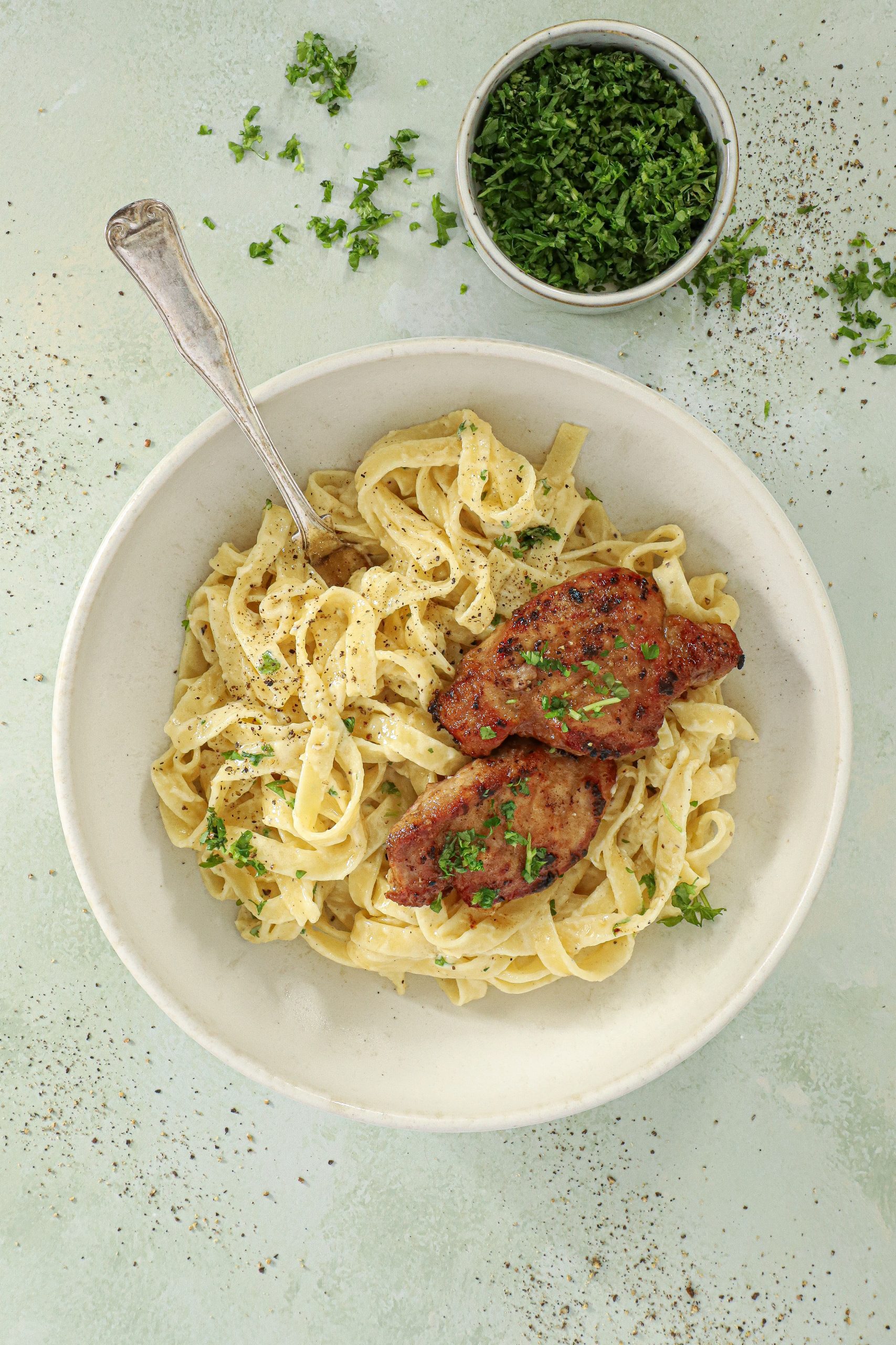 Pasta med mørbradbøffer og parmesansauce