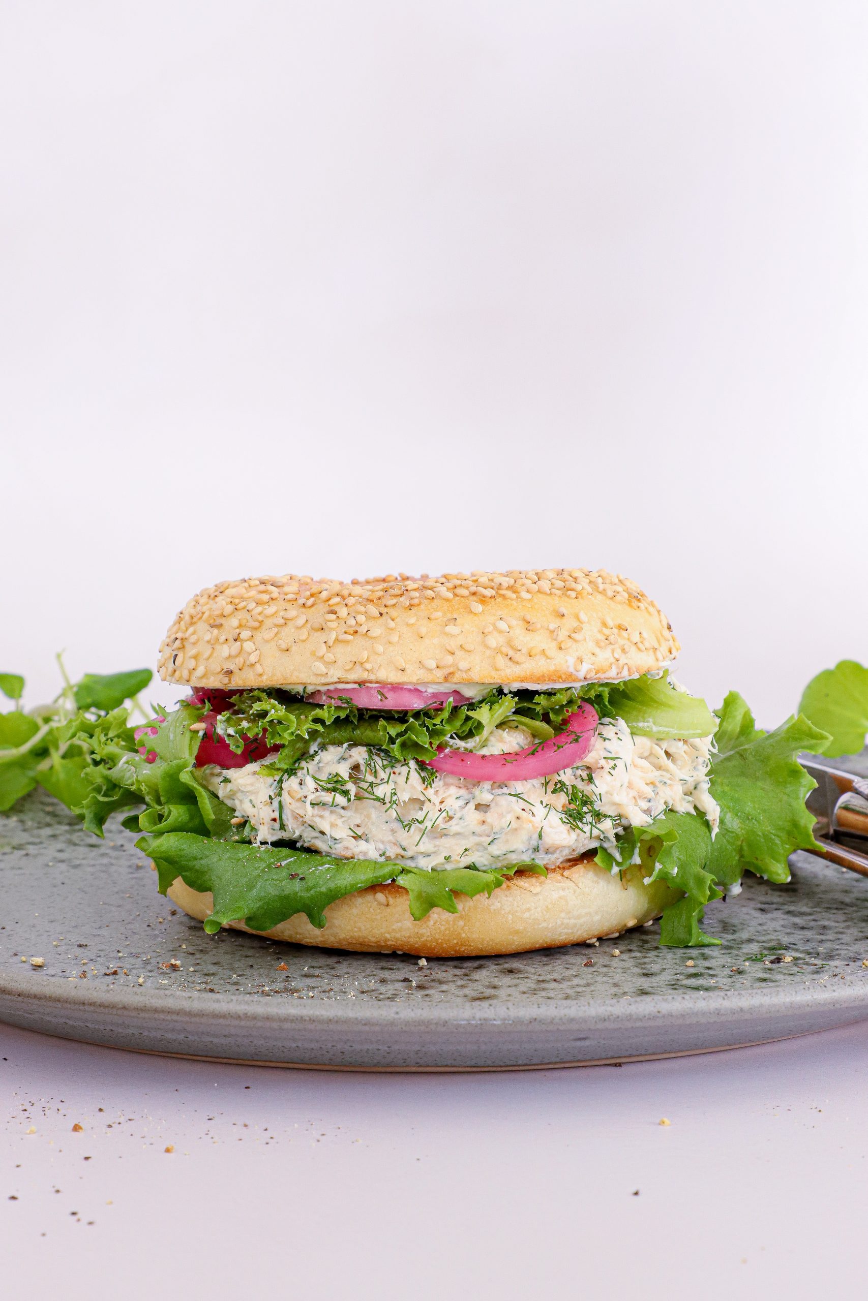 Bagel med varmrøget laksesalat og flødeost - Nem frokost