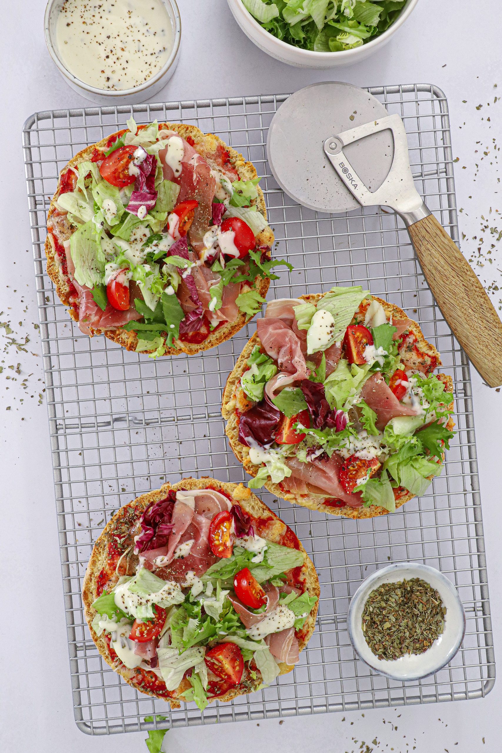 Pitabrøds pizza med parmaskinke, salat og dressing - Pita pizzabrød