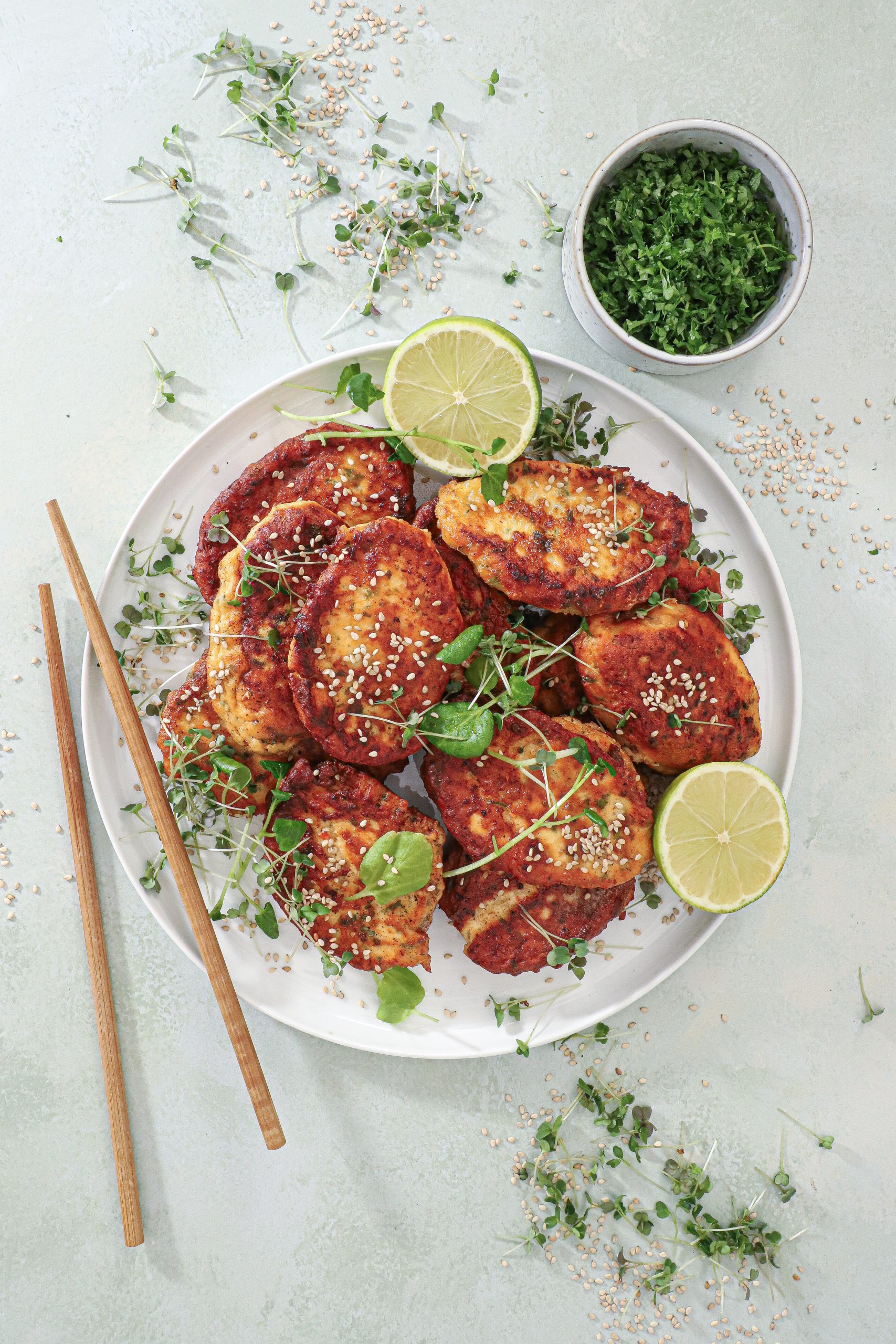 Asiatiske fiskefrikadeller med frisk ingefær og urter