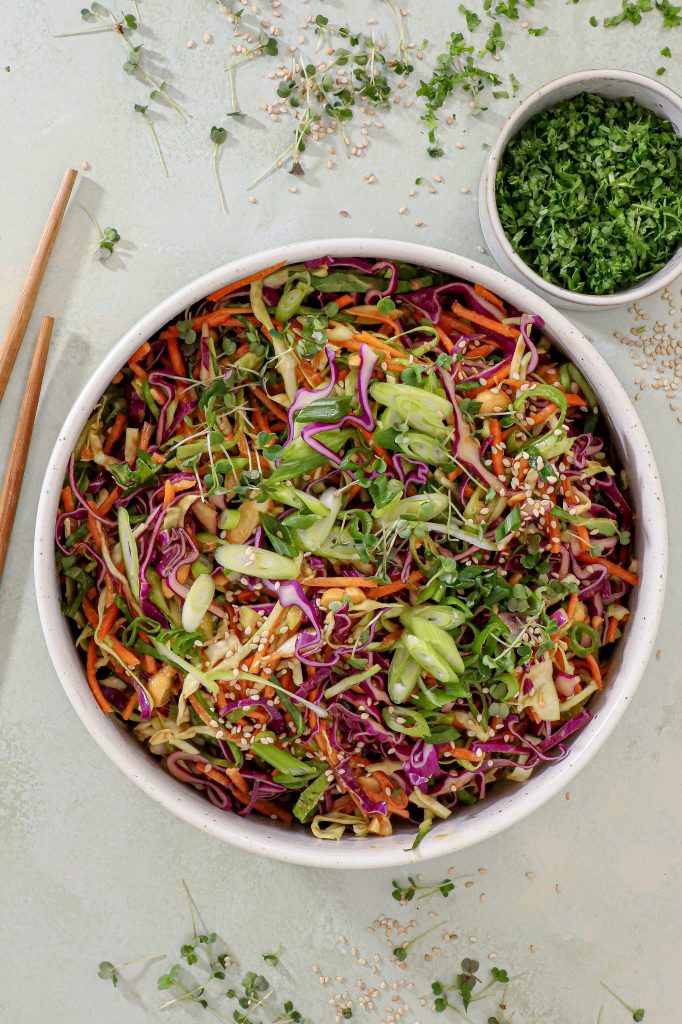 Asiatisk coleslaw - Asiatisk inspireret coleslaw med peanutbutter