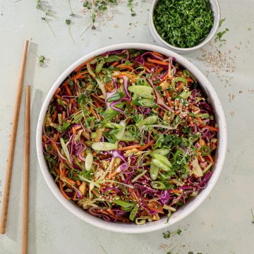 Asiatisk coleslaw - Asiatisk inspireret coleslaw med peanutbutter