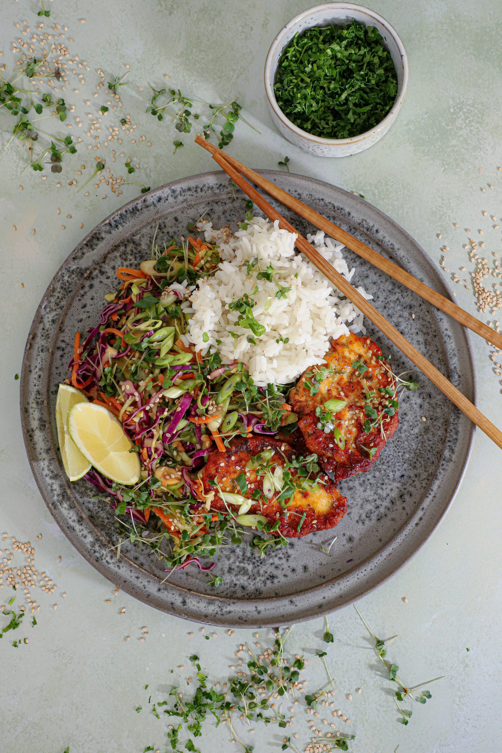 Asiatiske fiskefrikadeller med kålsalat - Nem asiatisk aftensmad