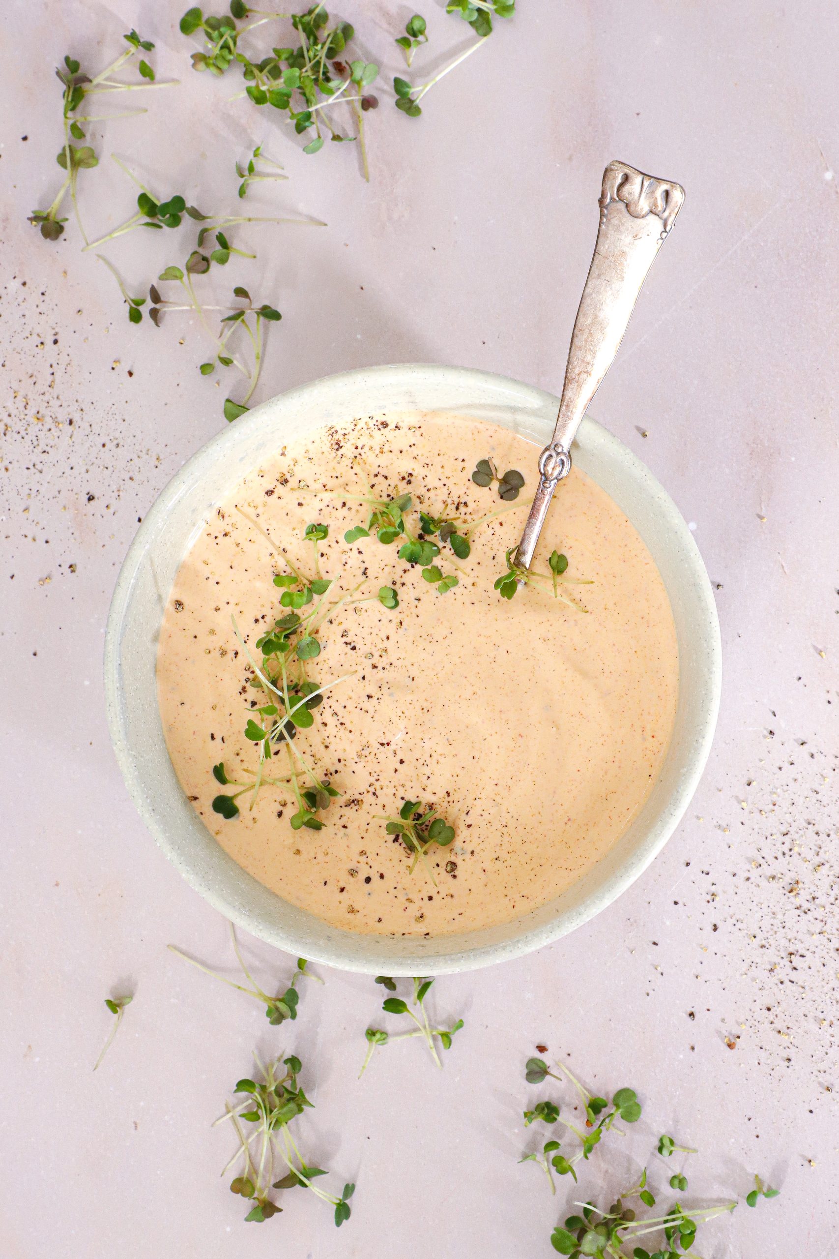 Rød dressing - Opskrift på rød dressing med ketchup og hvidløg
