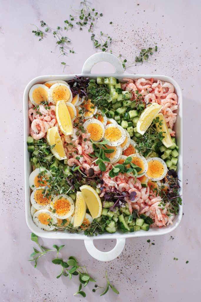 Salat med tun, æg og rejer - Nem forret i fad med tun, æg og rejer