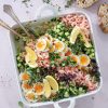 Salat med tun, æg og rejer - Nem forret i fad med tun, æg og rejer