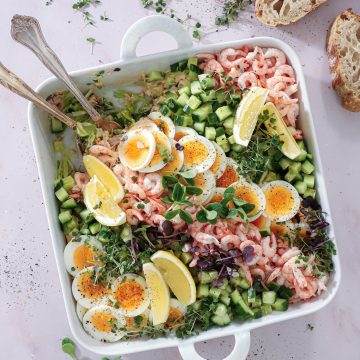 Salat med tun, æg og rejer - Nem forret i fad med tun, æg og rejer