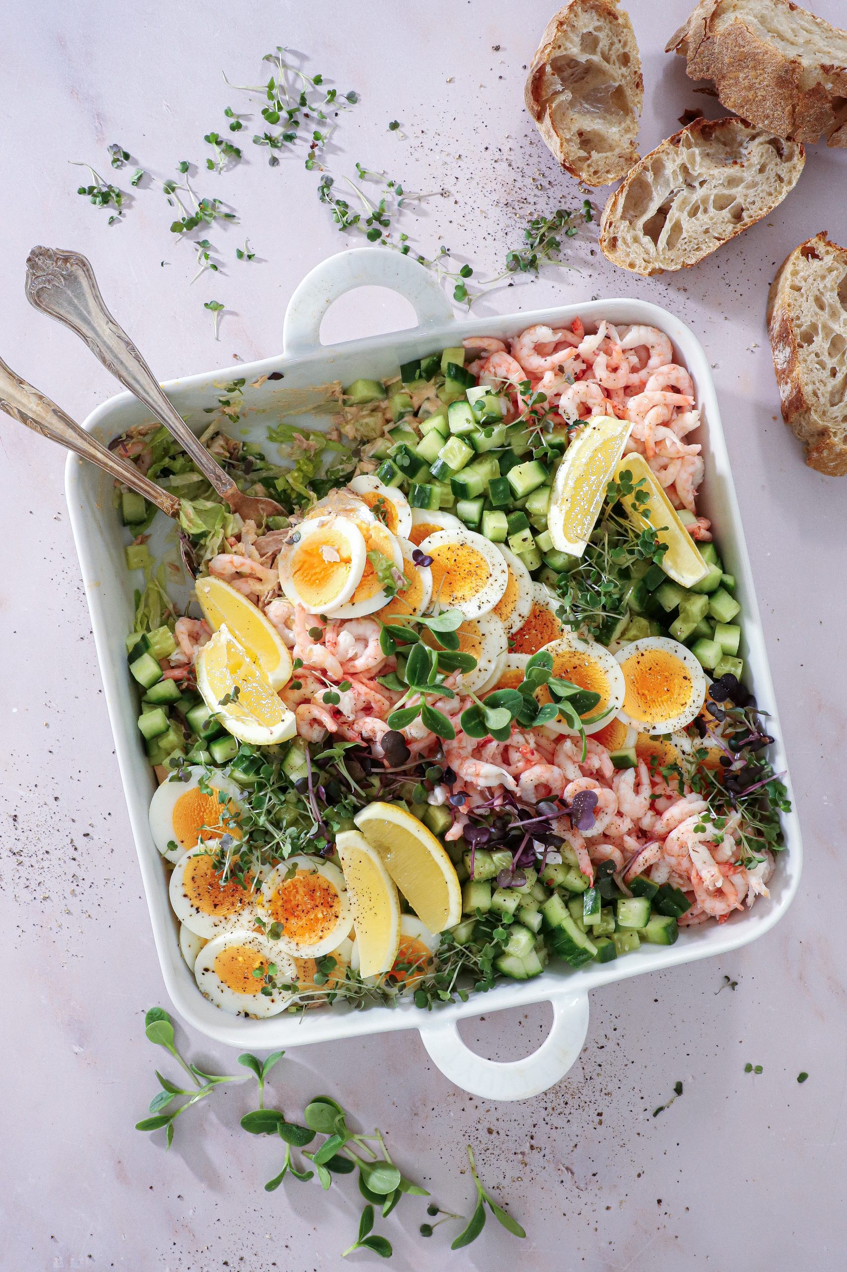 Salat med tun, æg og rejer - Nem forret i fad med tun, æg og rejer