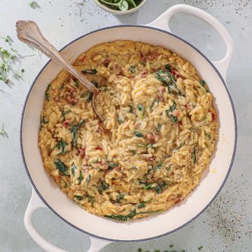 Cremet orzo med spinat og soltørrede tomater - Nem og lækker