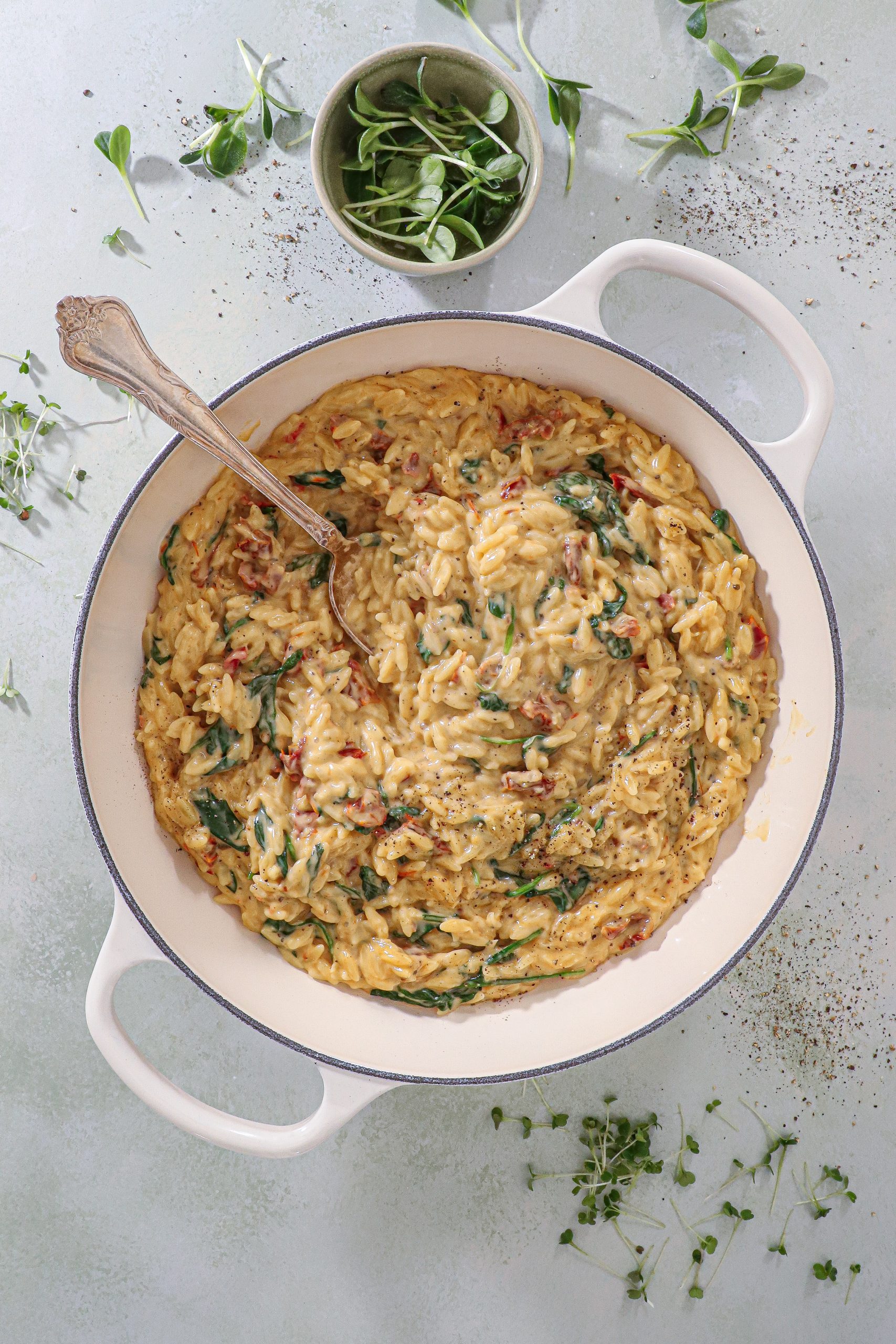 Cremet orzo med spinat og soltørrede tomater - Nem og lækker