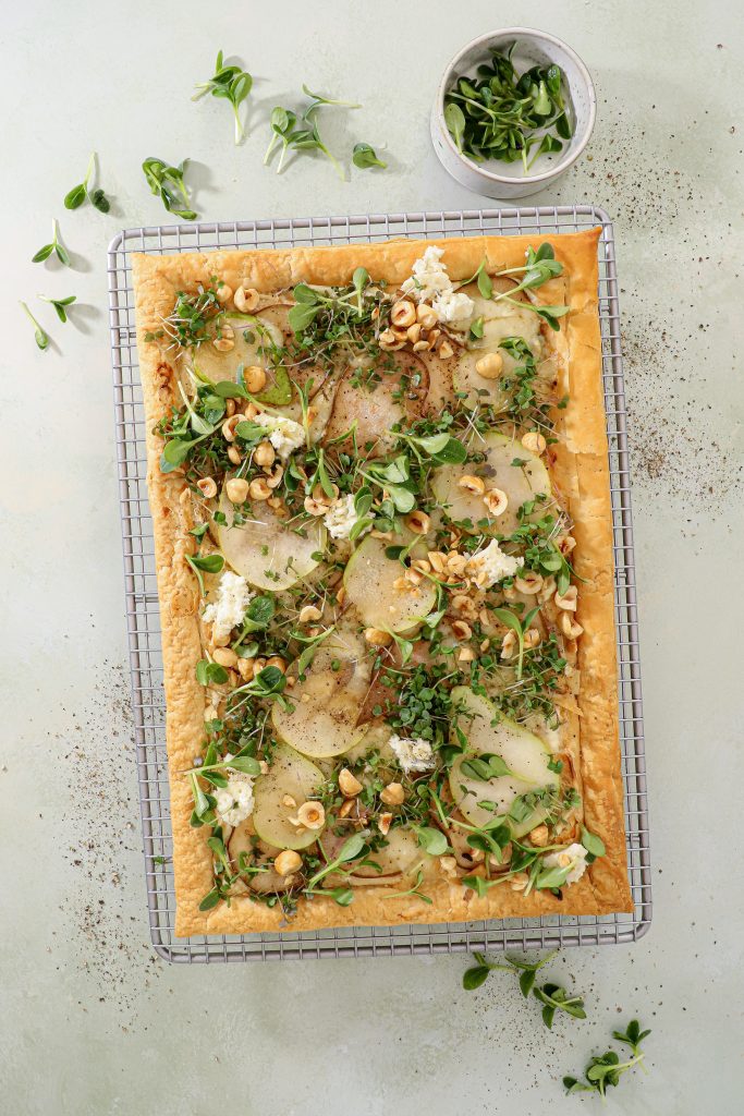 Butterdejstærte med gorgonzola, pærer og hasselnødder