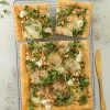 Butterdejstærte med gorgonzola, pærer og hasselnødder