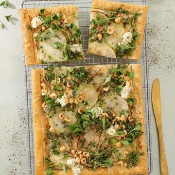 Butterdejstærte med gorgonzola, pærer og hasselnødder