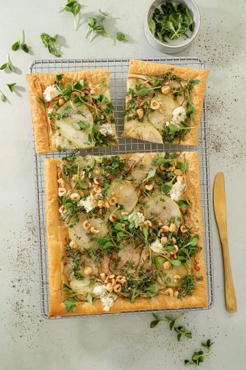 Butterdejstærte med gorgonzola, pærer og hasselnødder