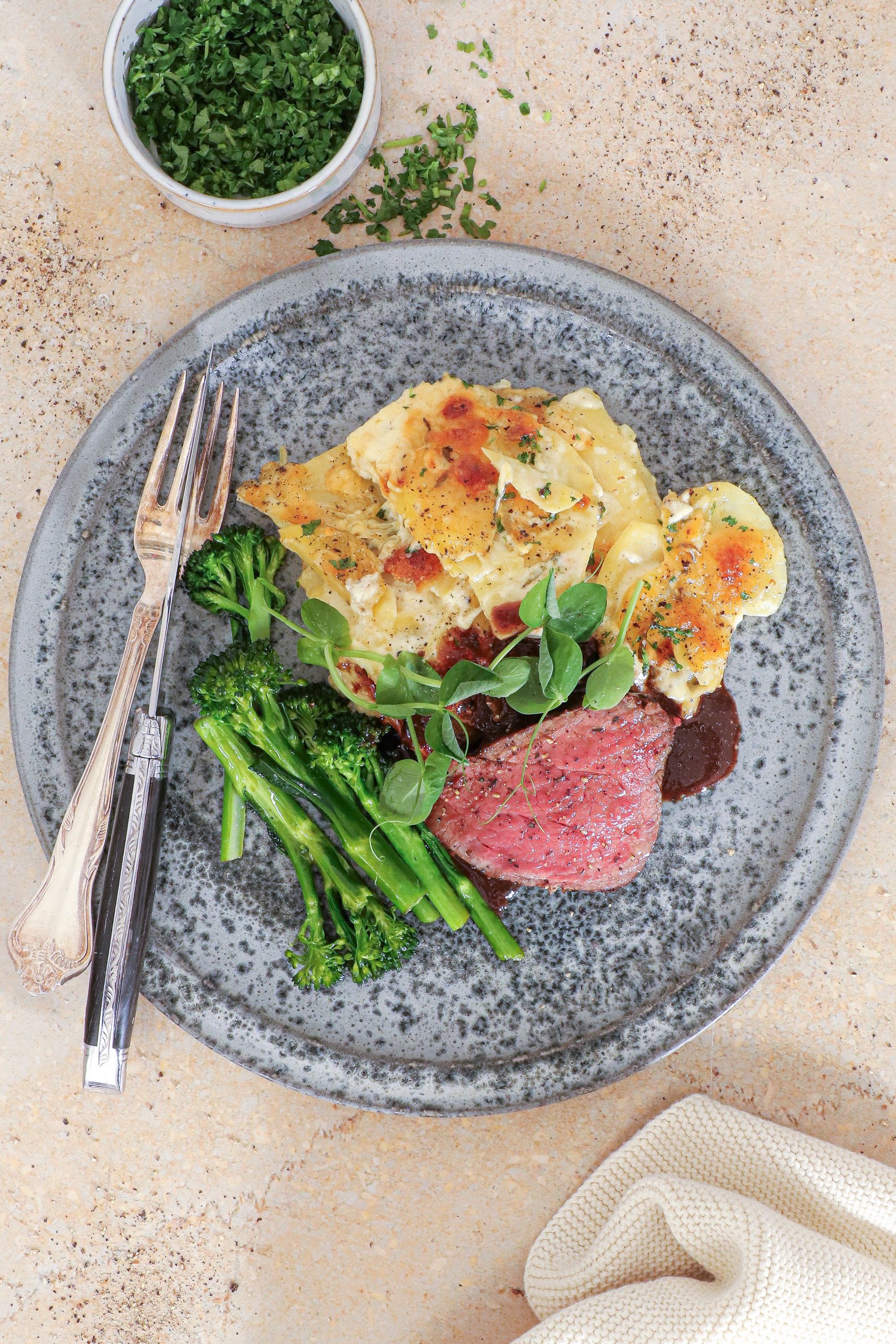 Oksemørbrad med flødekartofler og broccolini - Perfekt gæstemad