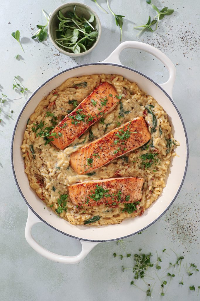 Cremet orzo med laks - Orzo med soltørrede tomater, spinat og laks