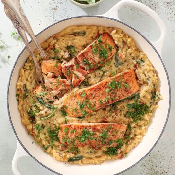 Cremet orzo med laks - Orzo med soltørrede tomater, spinat og laks