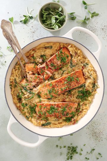 Cremet orzo med laks - Orzo med soltørrede tomater, spinat og laks