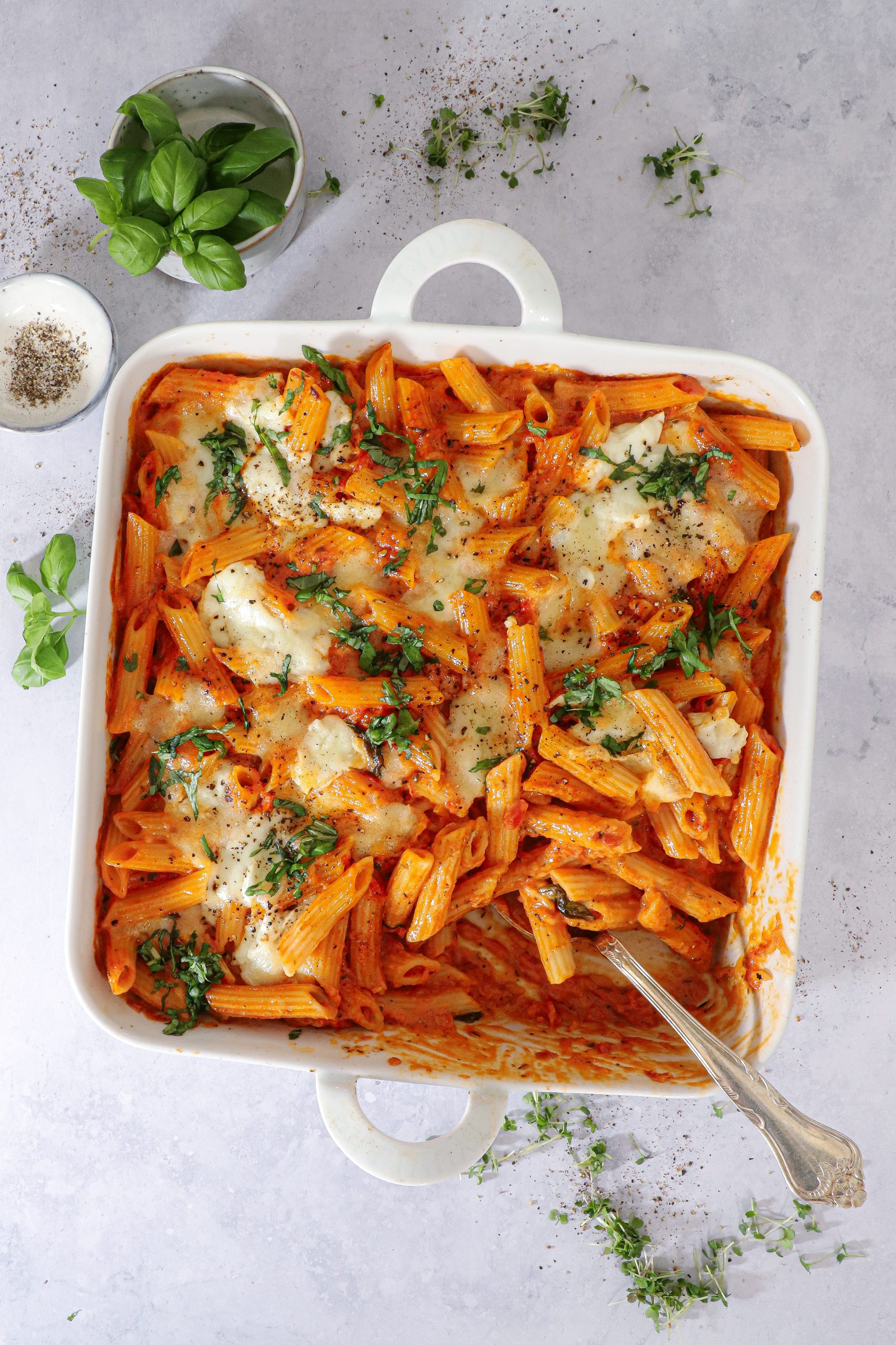 Bagt pasta med cremet tomatsauce og masser af smeltet ost