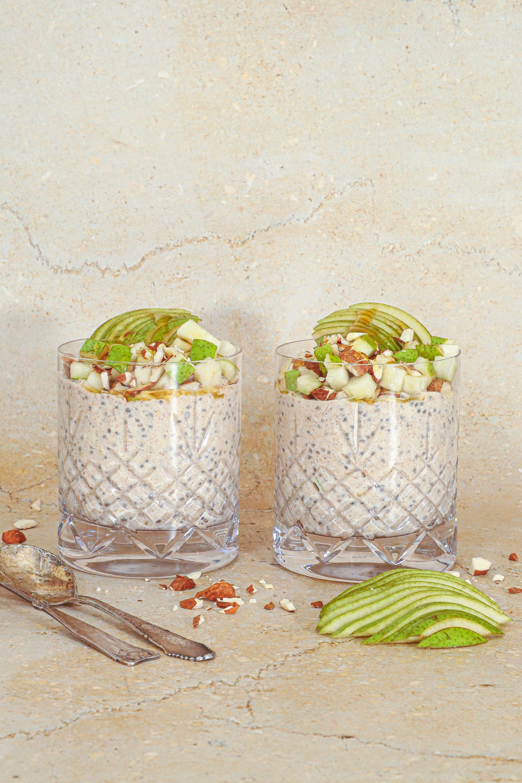 Overnight oats med pære og kanel - Køleskabsbrød med chiafrø