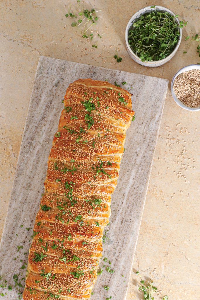Butterdejsstang med kylling, bacon og pikantost - Snasket og lækker
