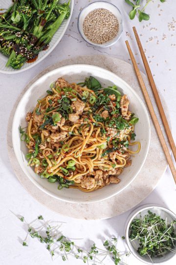 Asiatisk wok med hakket kylling, teriyaki og nudler
