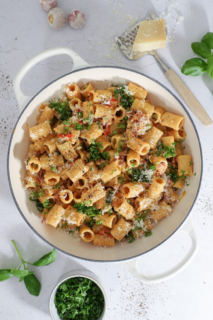 Cremet pasta med pikantost, bacon og friske tomater