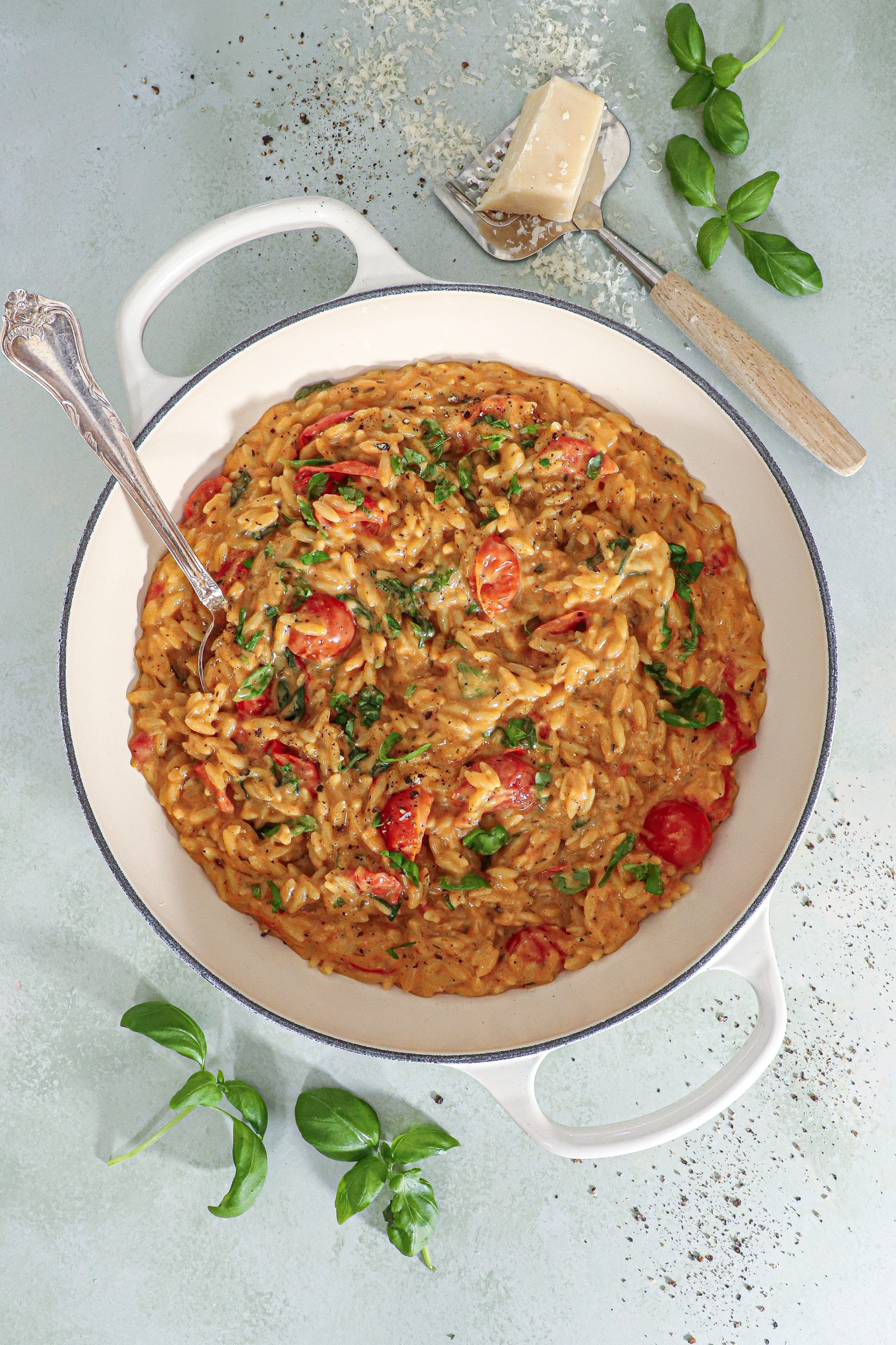Cremet cajun orzo med friske tomater, fløde og parmesan