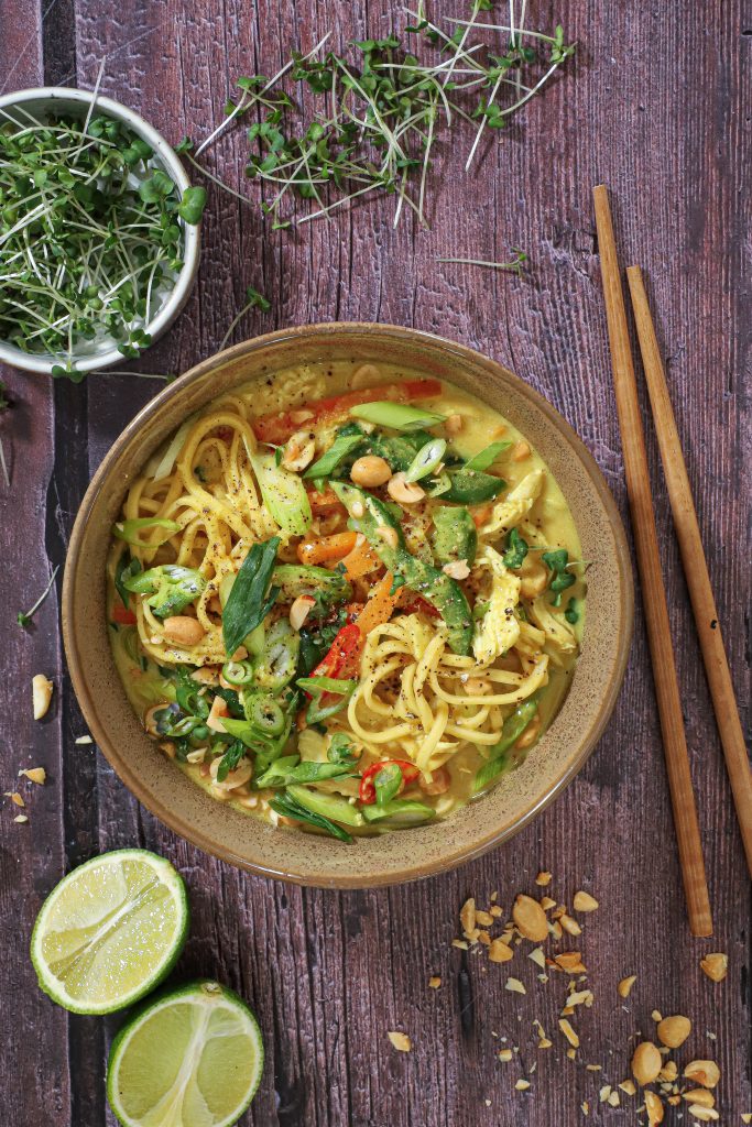Chicken Satay Nudelsuppe - Thai peanutsuppe med kylling og nudler