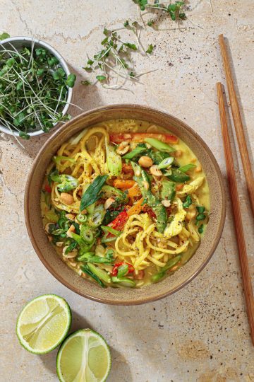 Chicken Satay Nudelsuppe - Thai peanutsuppe med kylling og nudler