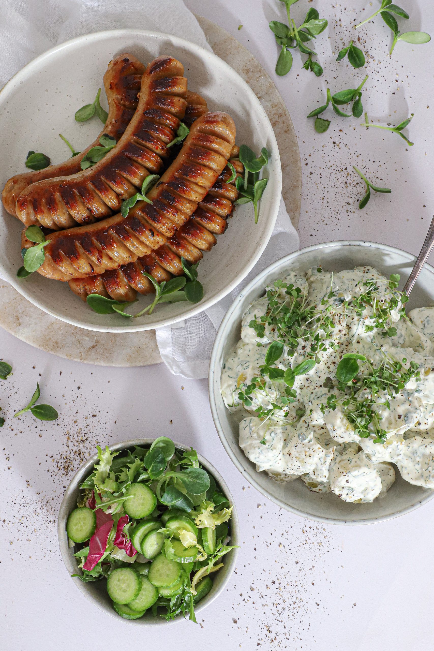 Grillede pølser og kartoffelsalat med urtedressing - Sommermad