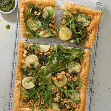 Butterdejstærte med kartofler, gedeost, pesto og hasselnødder