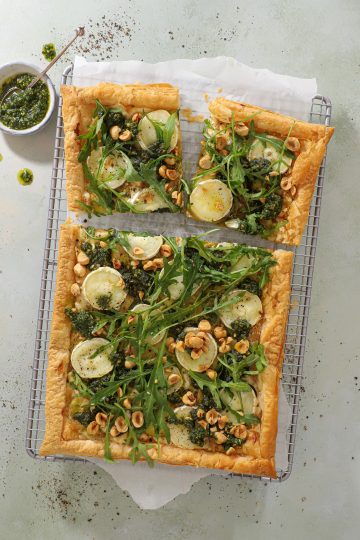 Butterdejstærte med kartofler, gedeost, pesto og hasselnødder