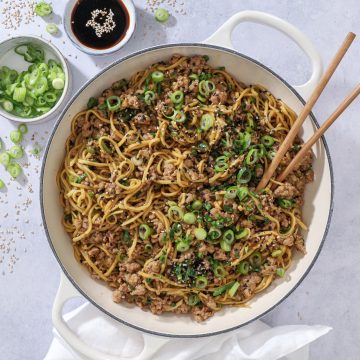 Nudler med hakket gris - Nem wok med hakket svinekød og nudler