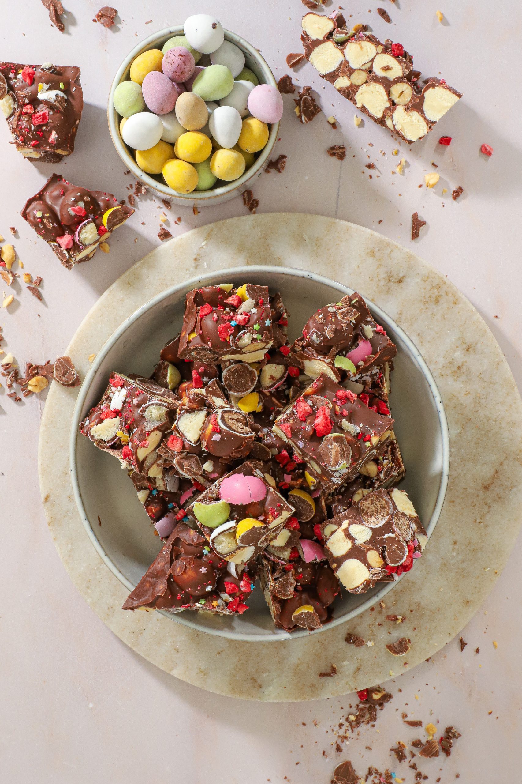Påske rocky road - Rocky road med påskeæg, skum og peanuts