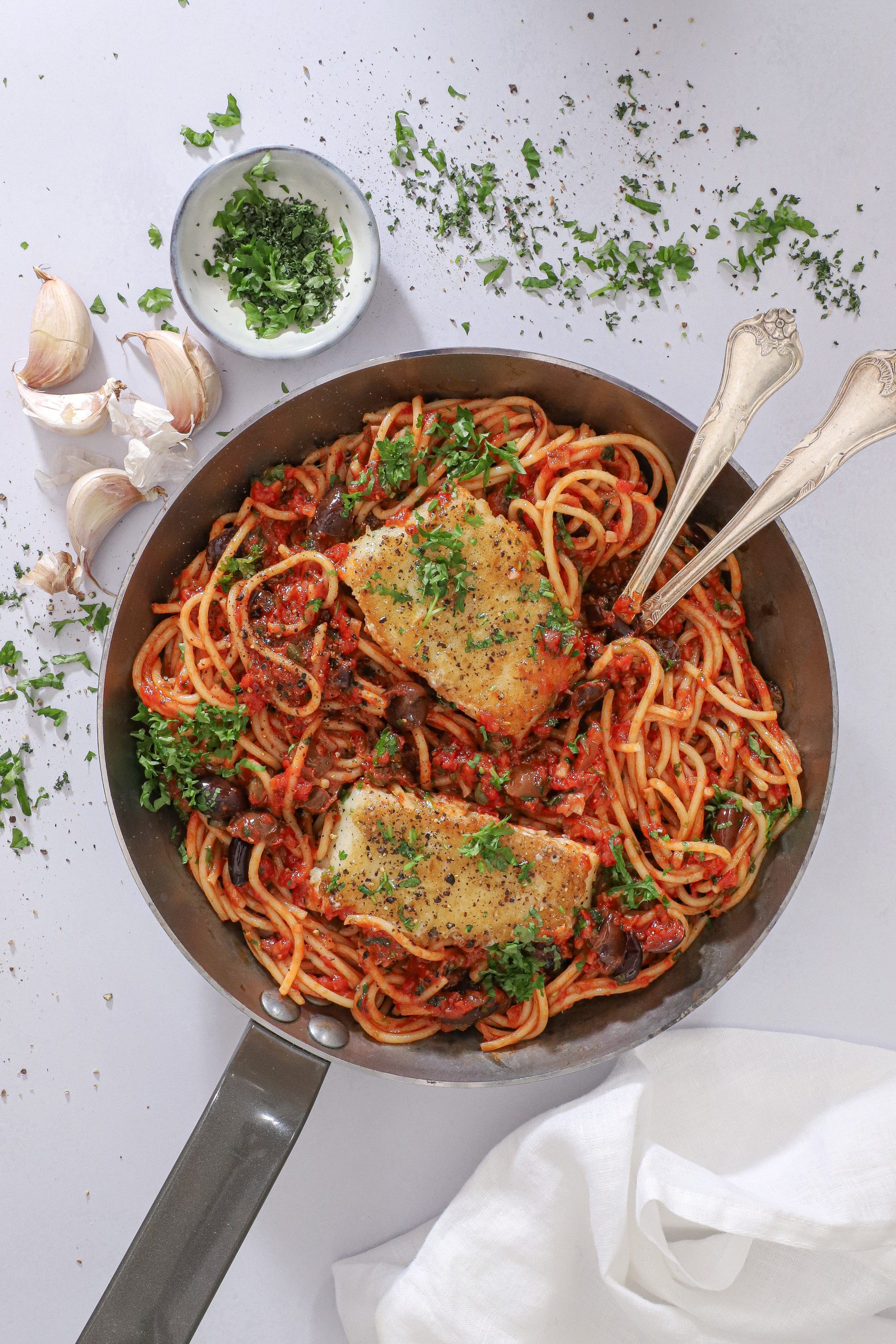 Spaghetti puttanesca med stegt klipfisk - i en skøn forening