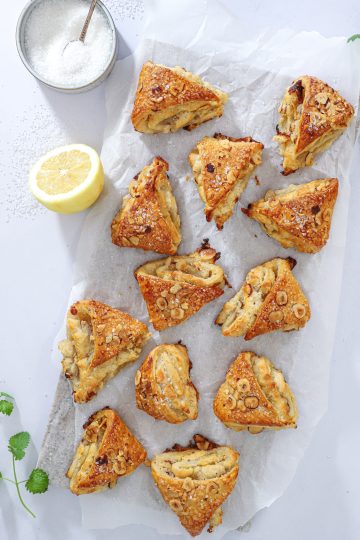 Citron-marcipansnitter med hasselnød og butterdej - Nem opskrift