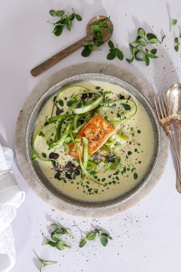 Stegt laks med smørstegte porre og hvidvinssauce - Gourministeriet