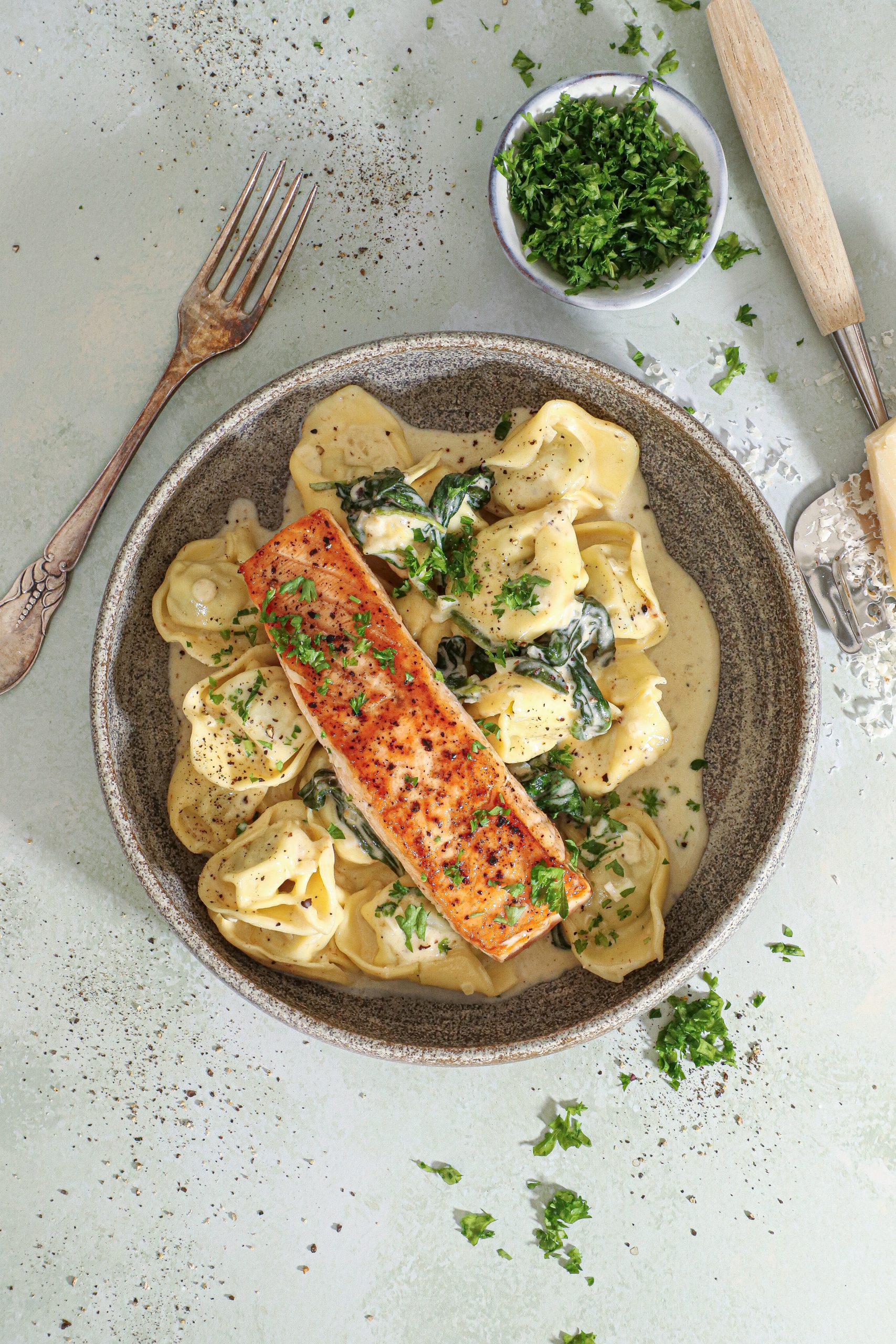 Tortellini med Flødesauce og Laks - Nem og Lækker Aftensmad