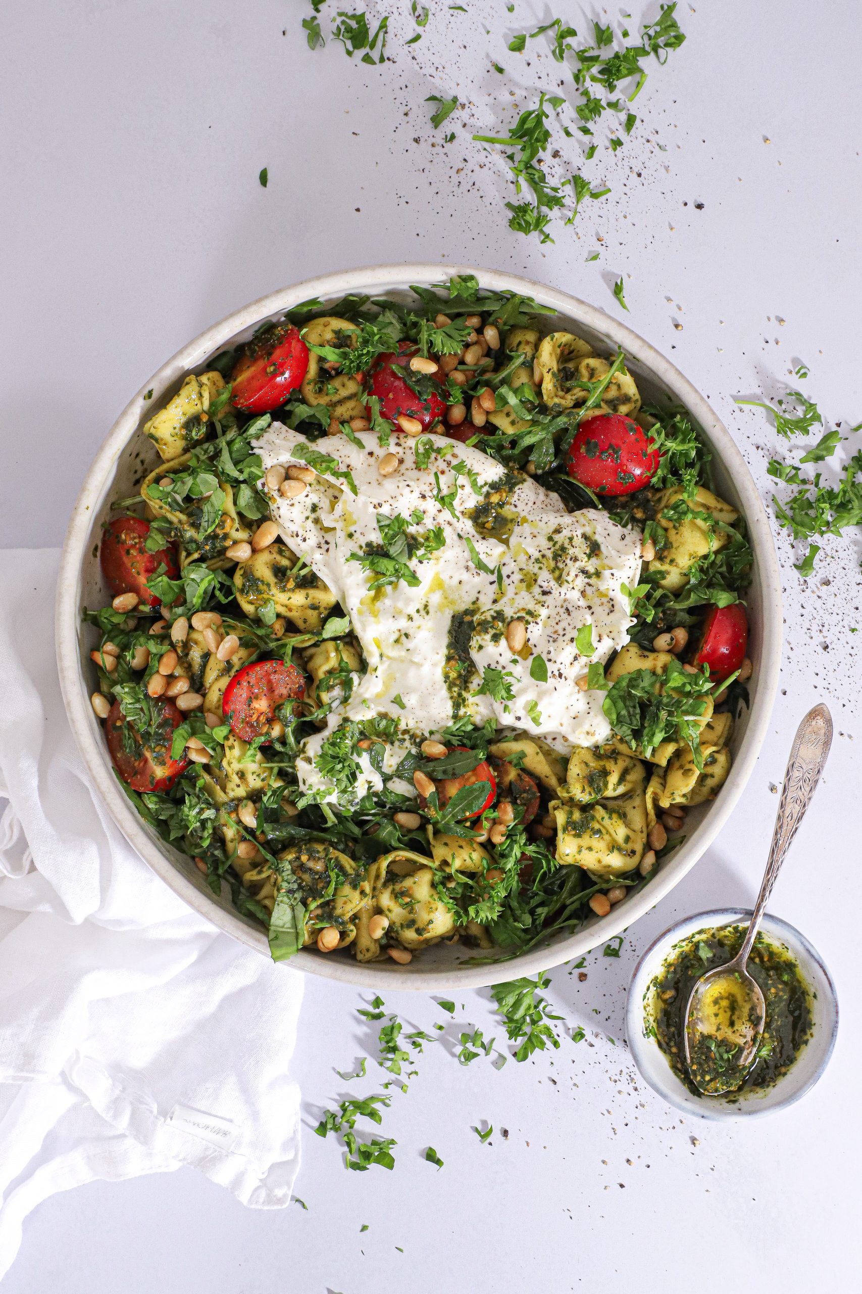 Tortellinisalat med grøn pesto og burrata – Perfekt til grillen