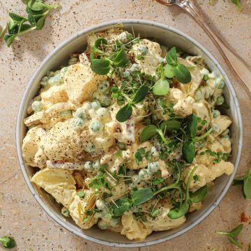 Kartoffelsalat med blomkål, bacon og karrydressing - Nem opskrift