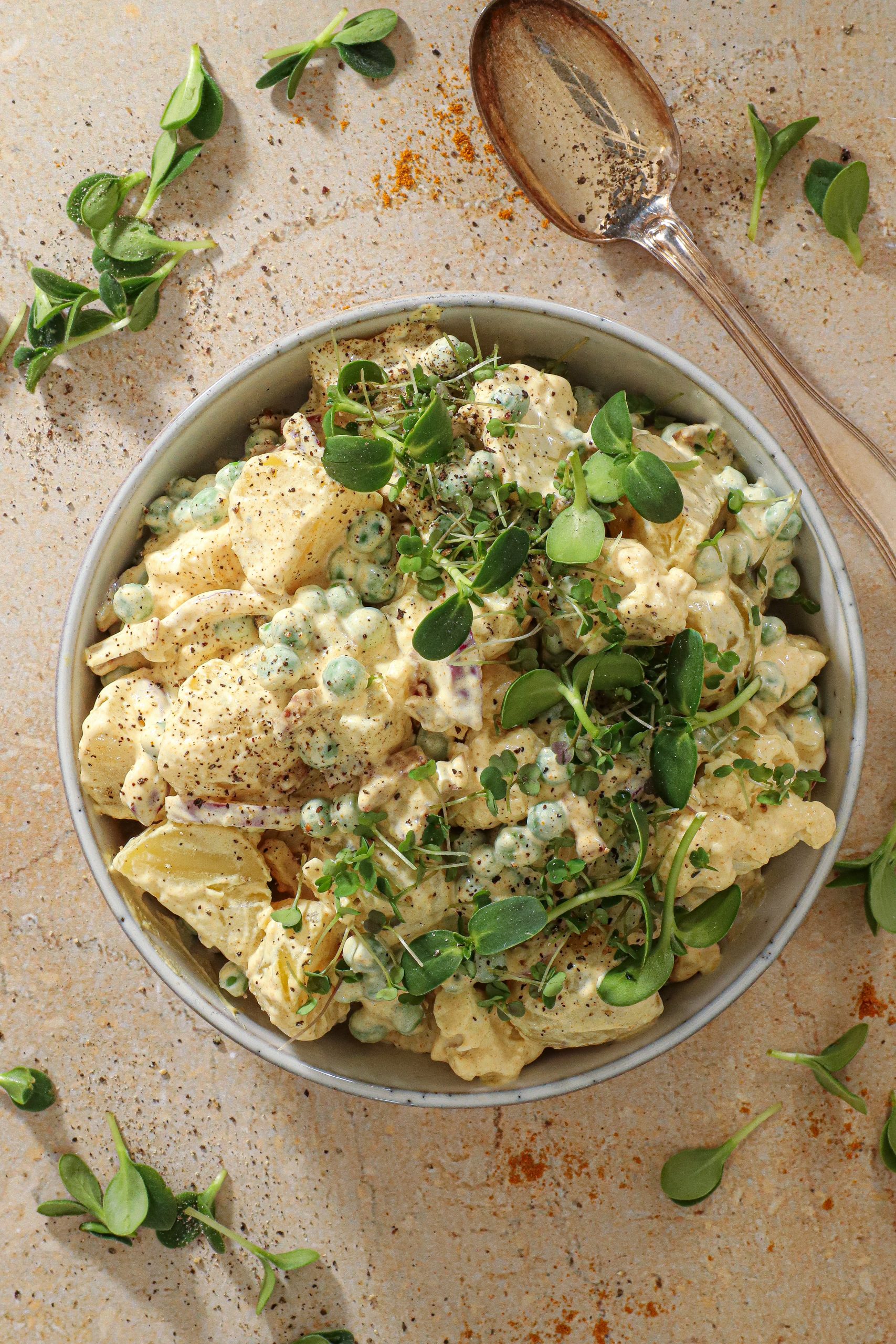 Kartoffelsalat med blomkål, bacon og karrydressing - Nem opskrift