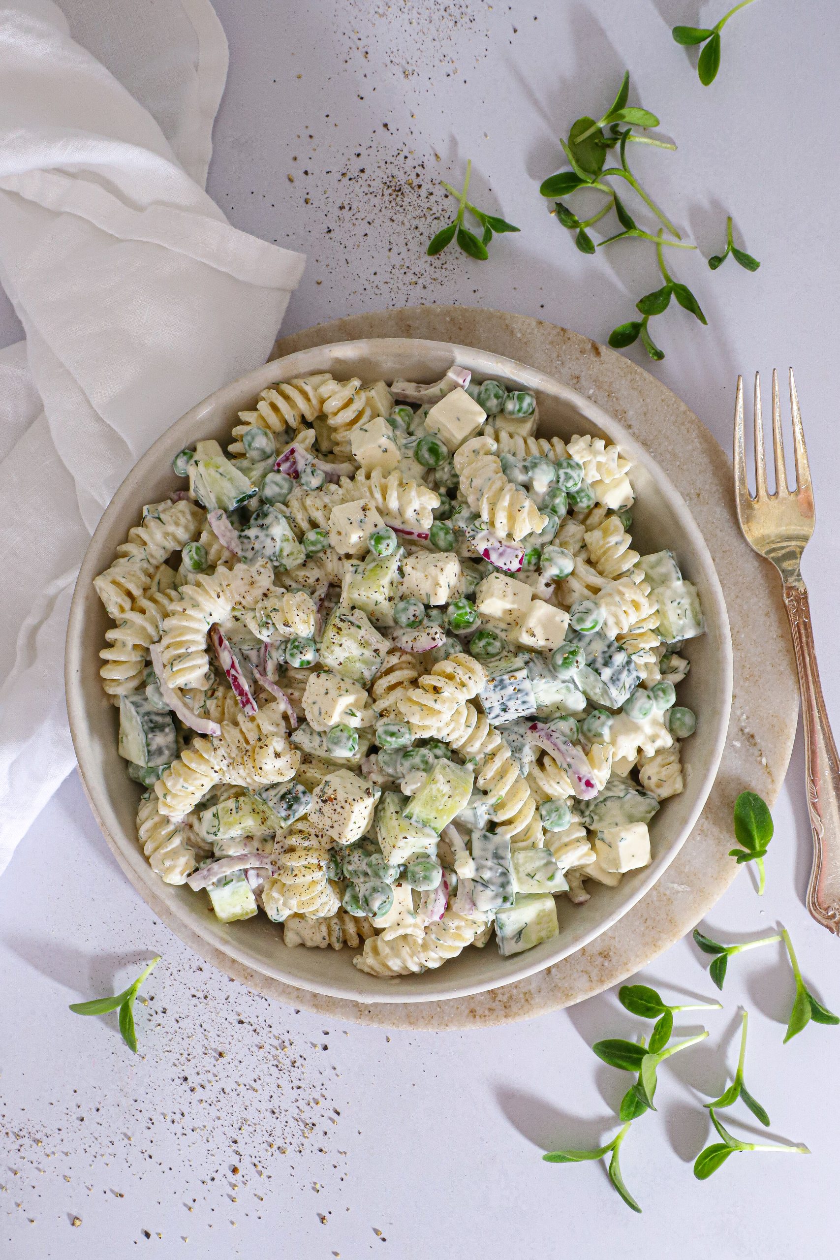Cremet pastasalat med agurk, feta og dild - Perfekt til Grill