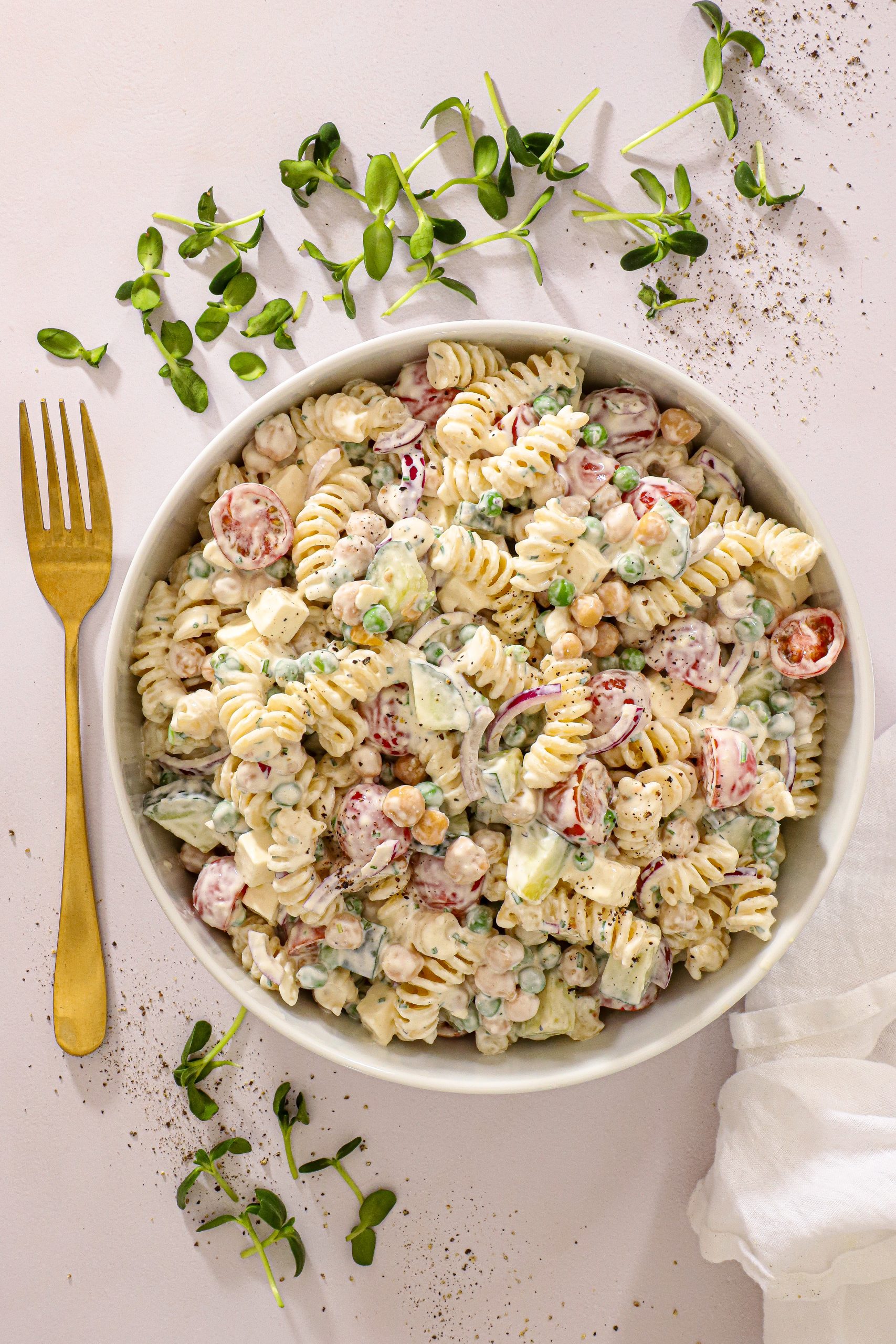 Pastasalat med kikærter og hvidløgsdressing - Nemt tilbehør
