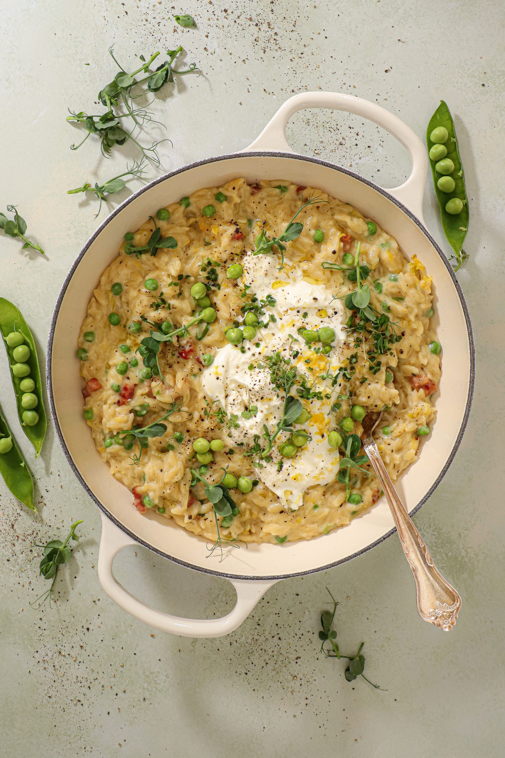 Orzo med bacon, ærter og burrata - Cremet og nem opskrift