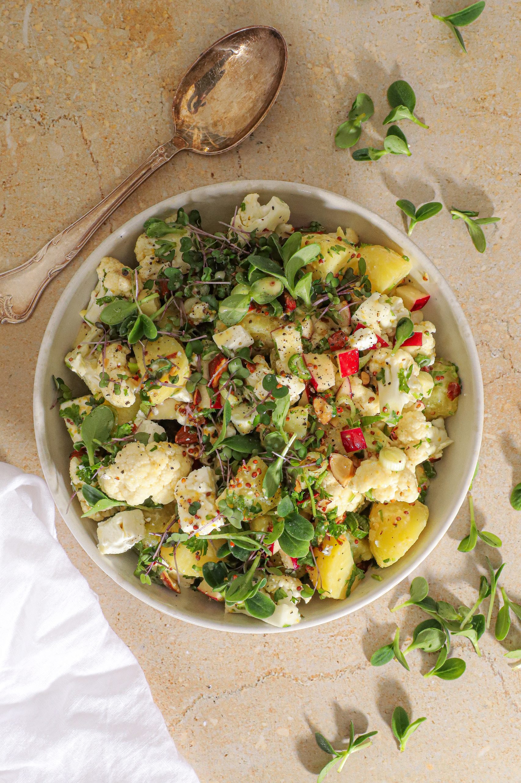 Kartoffelsalat med æble, blomkål og sennepsvinaigrette - Frisk og cremet
