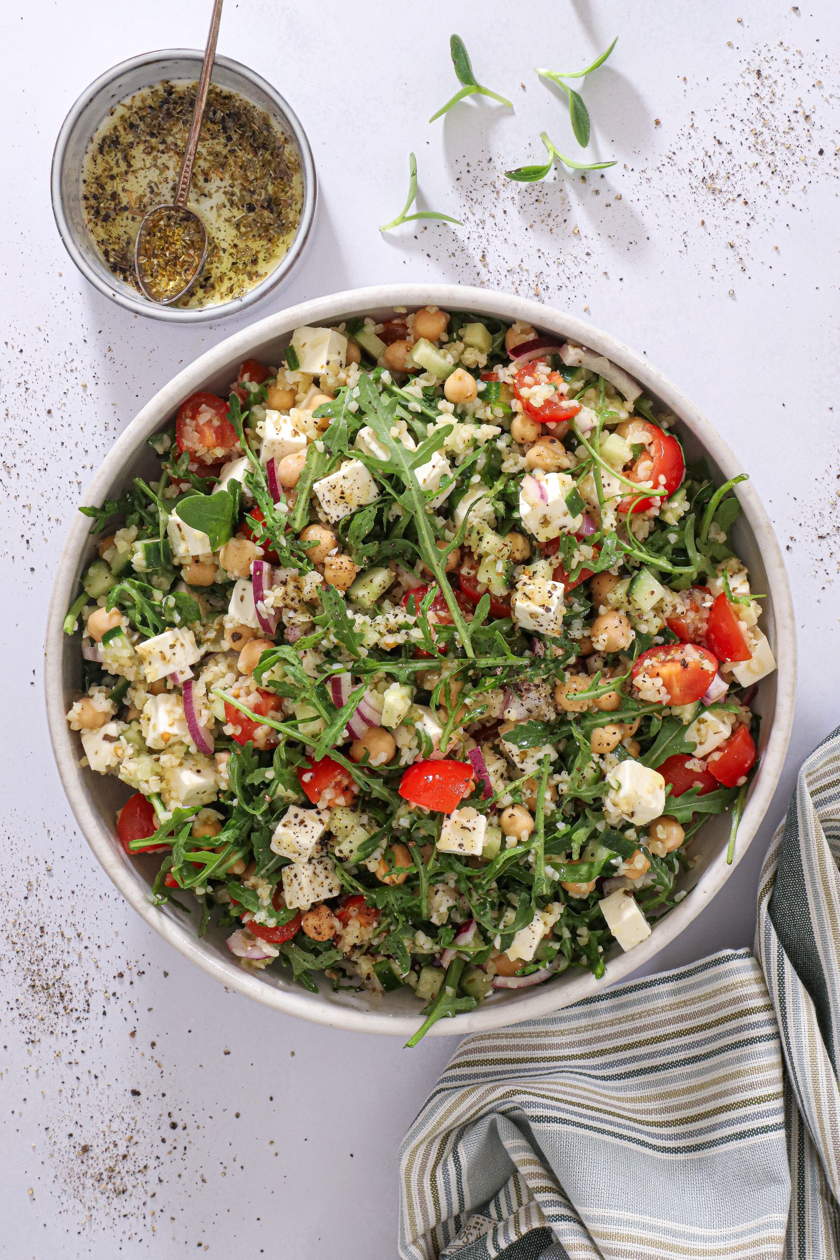 Friske bulgursalat med kikærter og feta - Ideel til sommer og grill